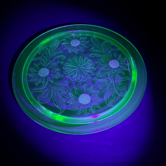 1930s Vtg Jeanette Green Depression GLOW Glass Sunflower Footed Cake Plate 10" - Picture 3 of 16